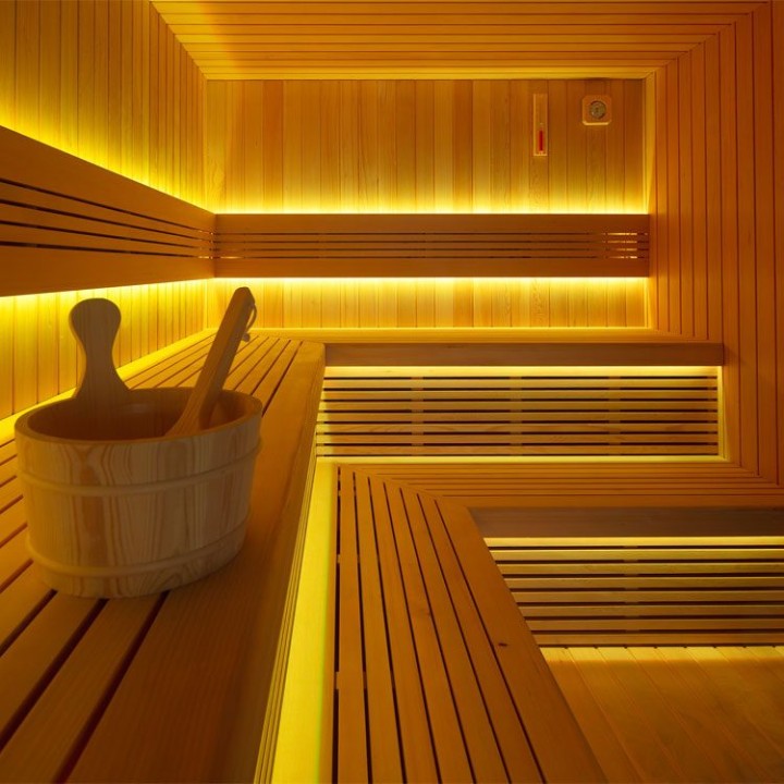 Zahradní sauna EAGO AWT Saunahaus THE CUBE X7-R hemlock 300×235 12 kW EOS BiO-Cubo